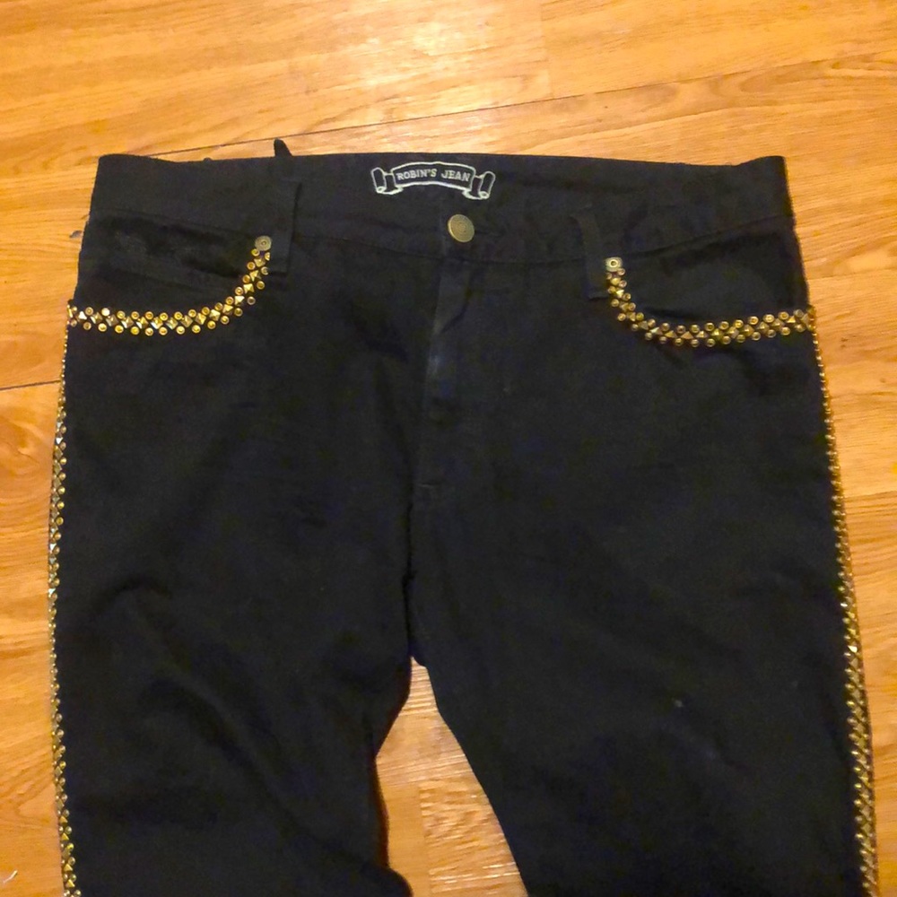 Robins Jean paints black and gold plated